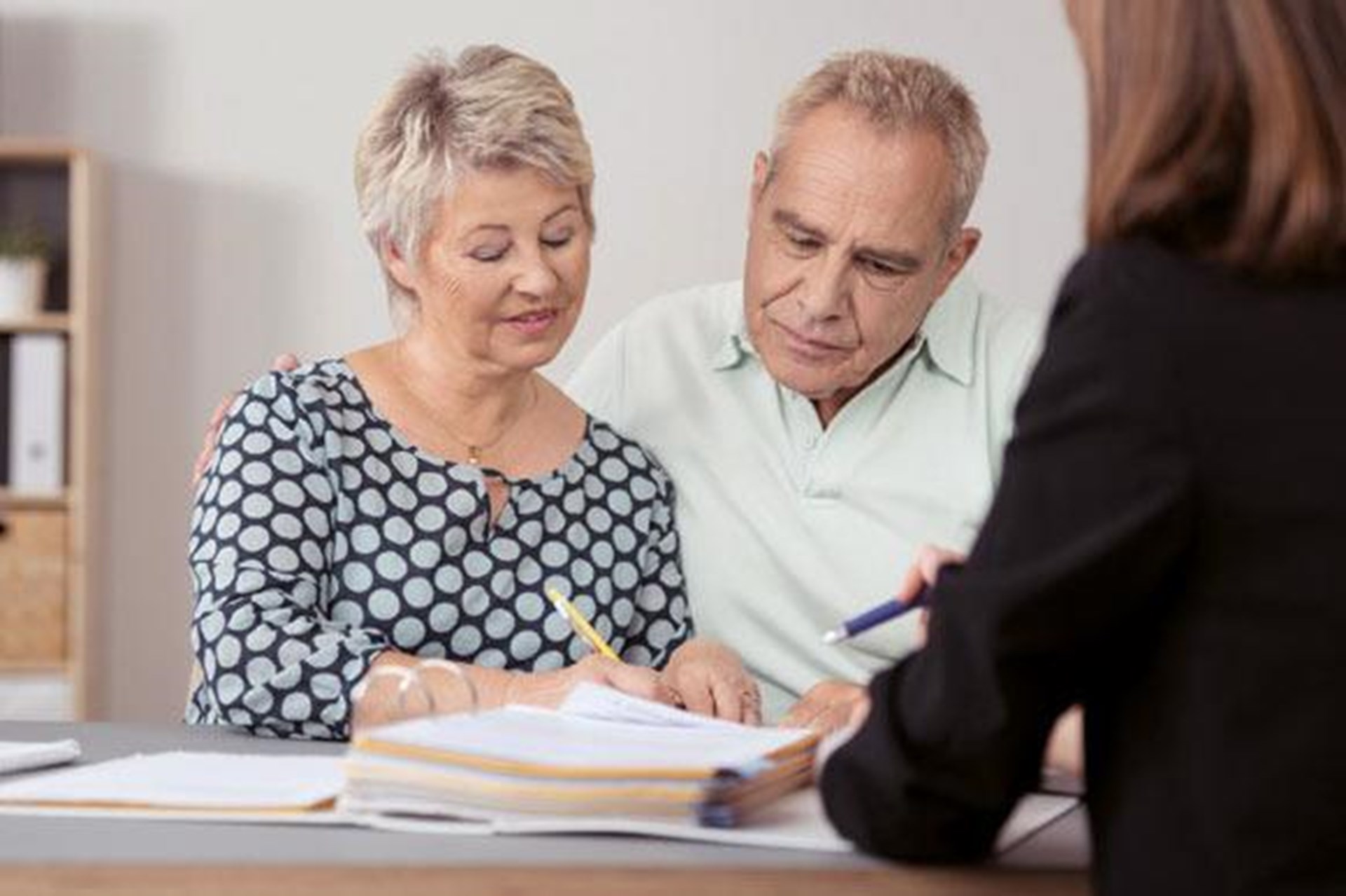 Älteres Paar füllt Dokumente aus