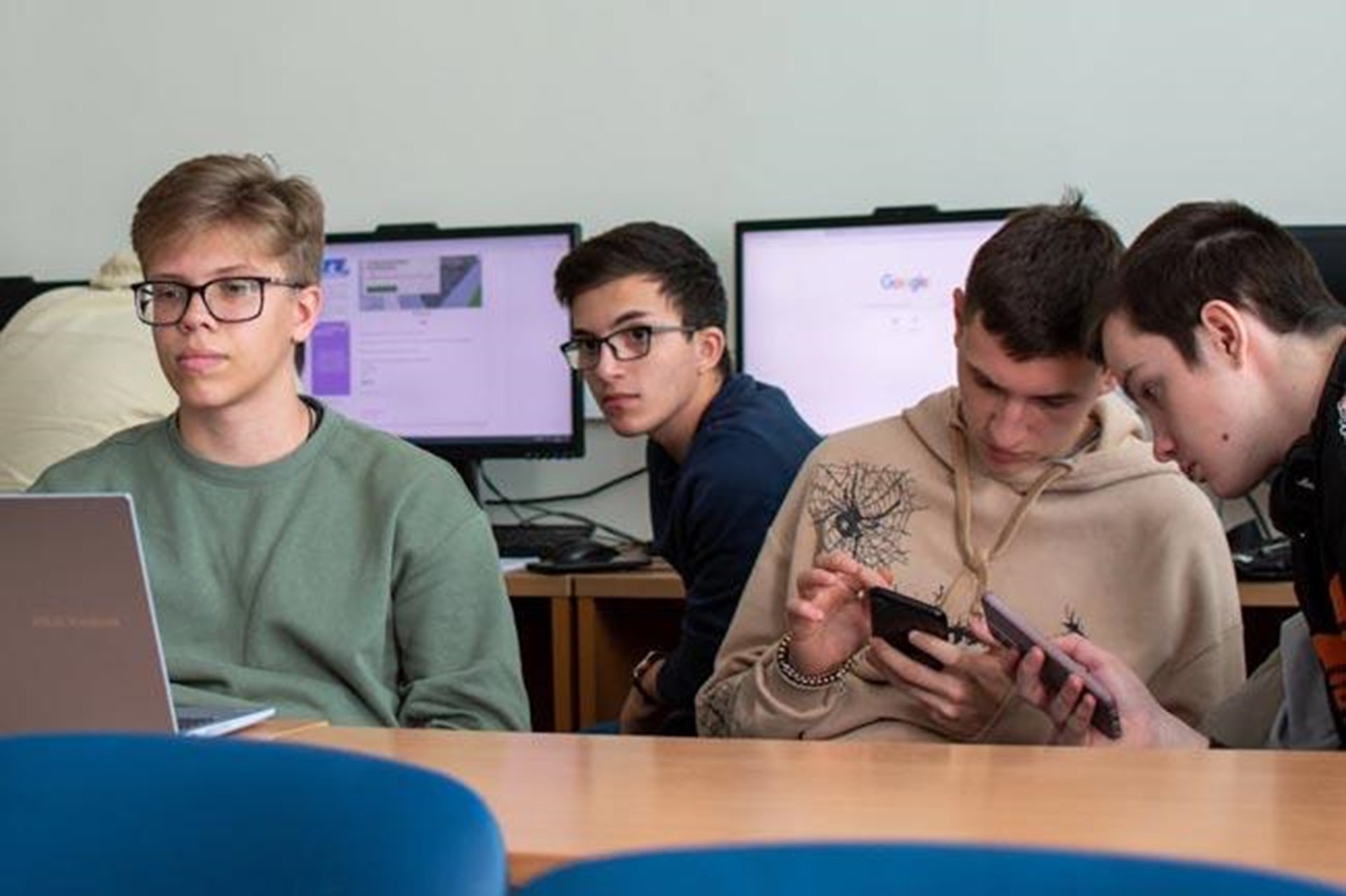 Jugendliche im Klassenzimmer