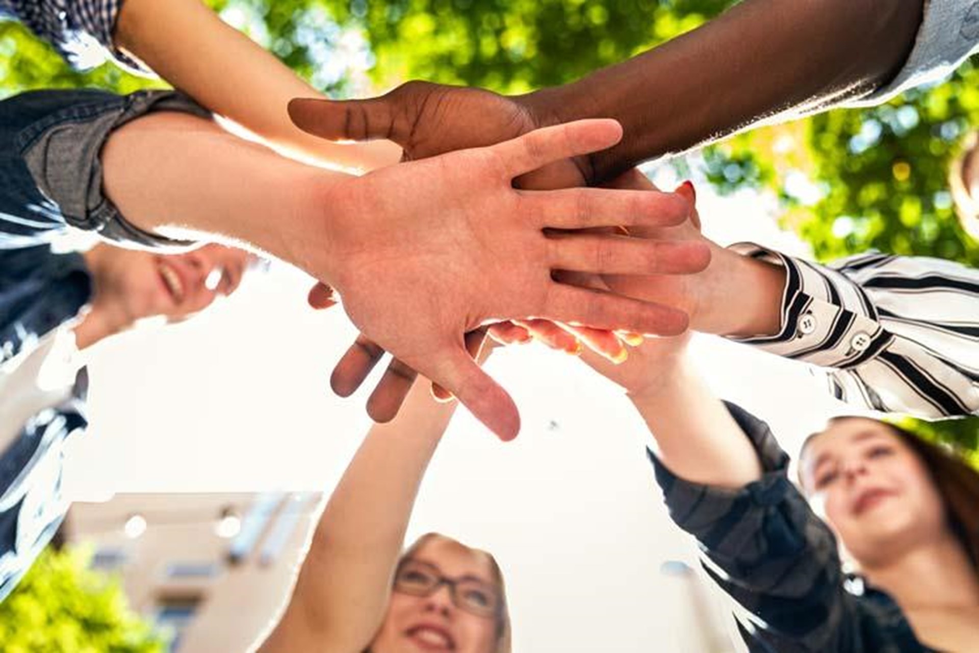Menschen halten zusammen