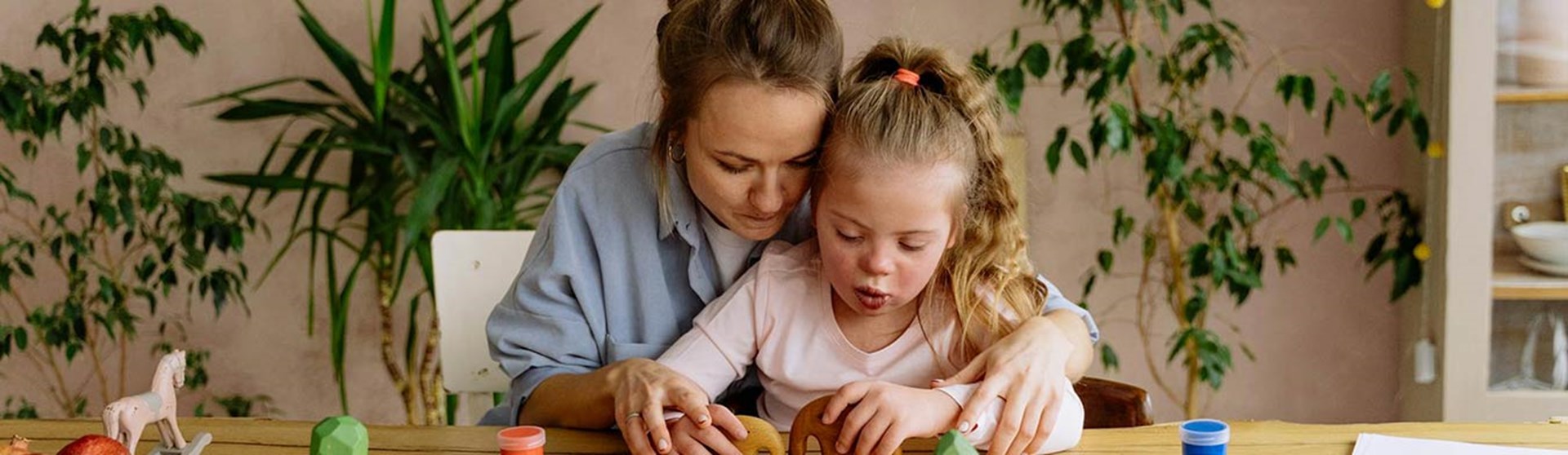 Mutter spielt mit Tochter