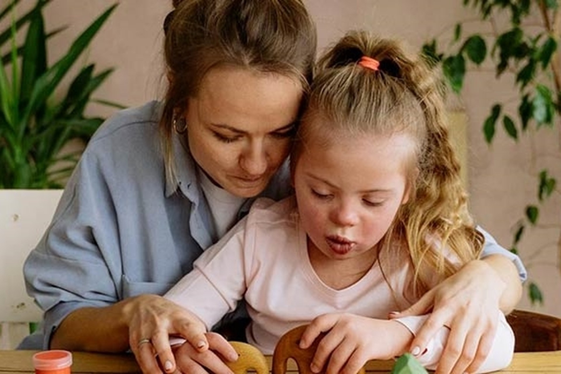 Mutter spielt mit Tochter