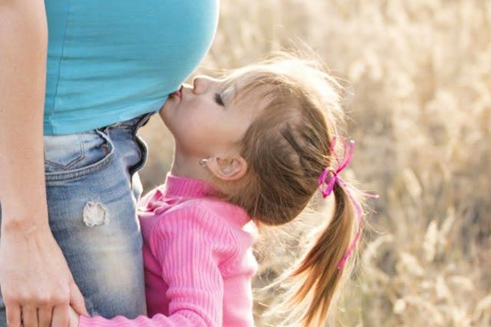 Schwangere Frau mit Kleinkind