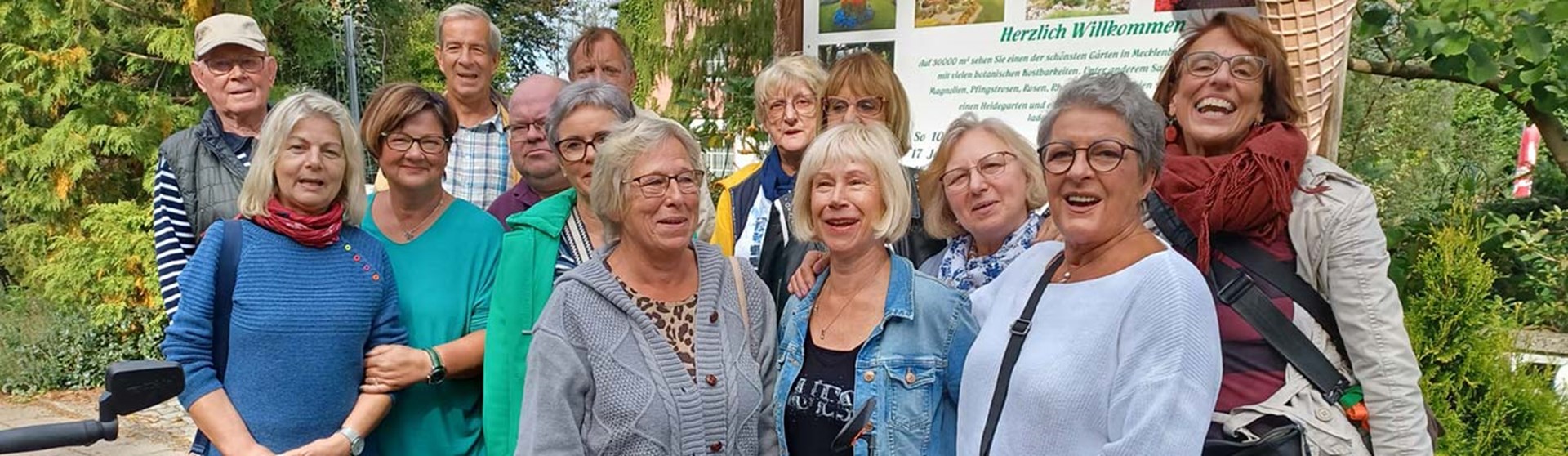 Männer und Frauen unterschiedlichen Alters auf einem Gruppenbild
