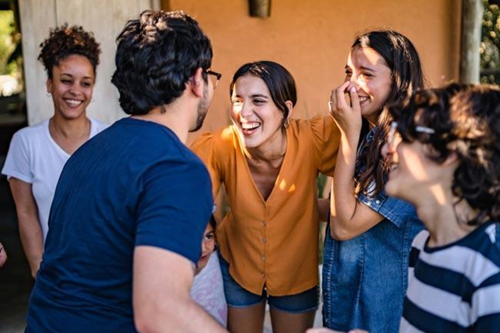 Junge Menschen unterschiedlicher Herkunft